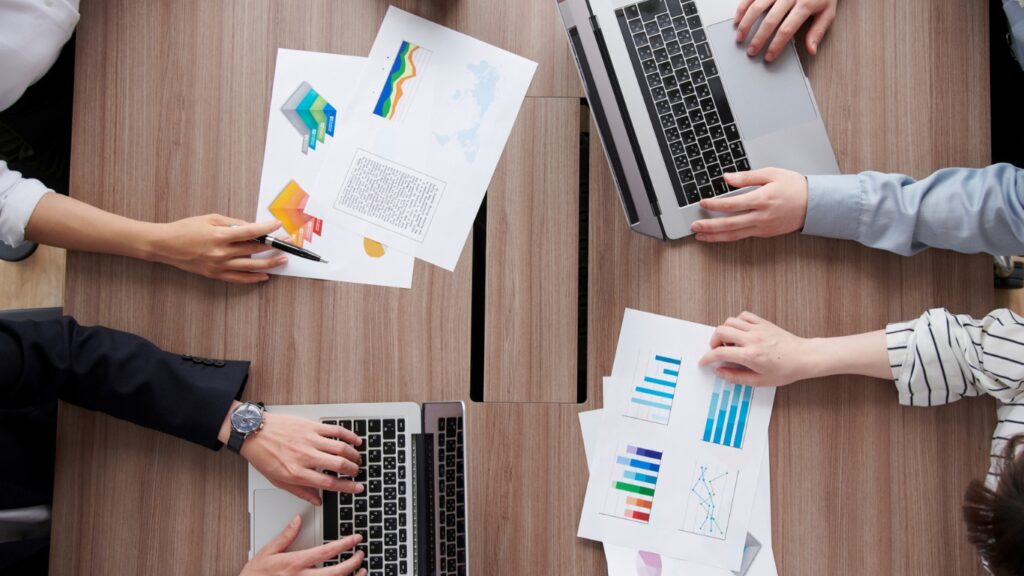 会議をする若者の手元