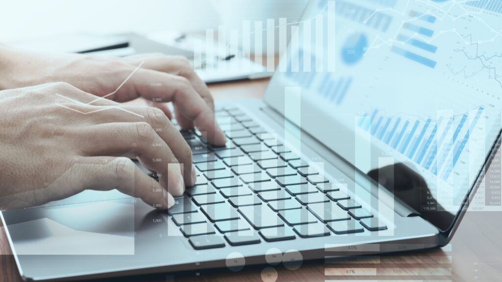 ビジネスパーソンがノートパソコンでデータ分析を行う