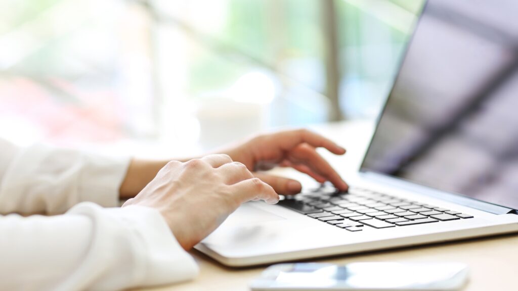 ノートパソコンで作業する女性