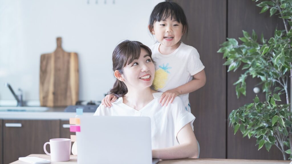 リモートワークする女性と子供