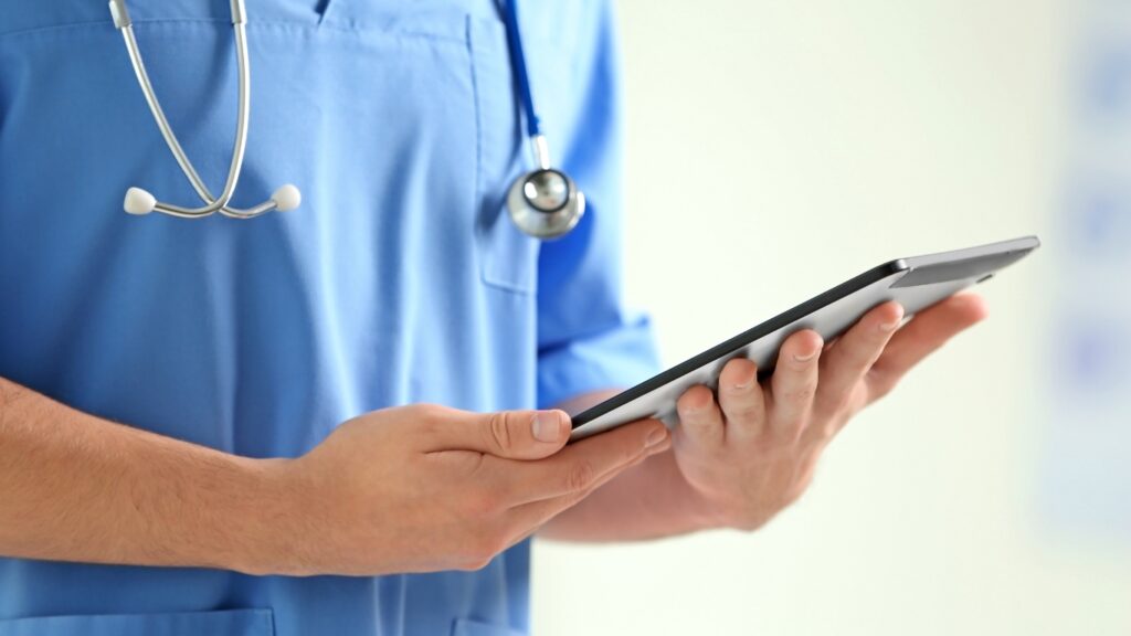 タブレット端末で患者情報を確認する医師