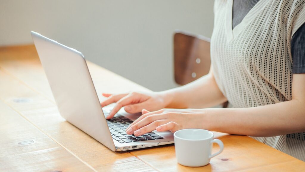 ノートパソコンで作業うる若い女性