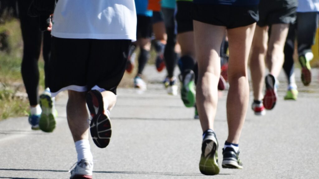 マラソンをする人の足