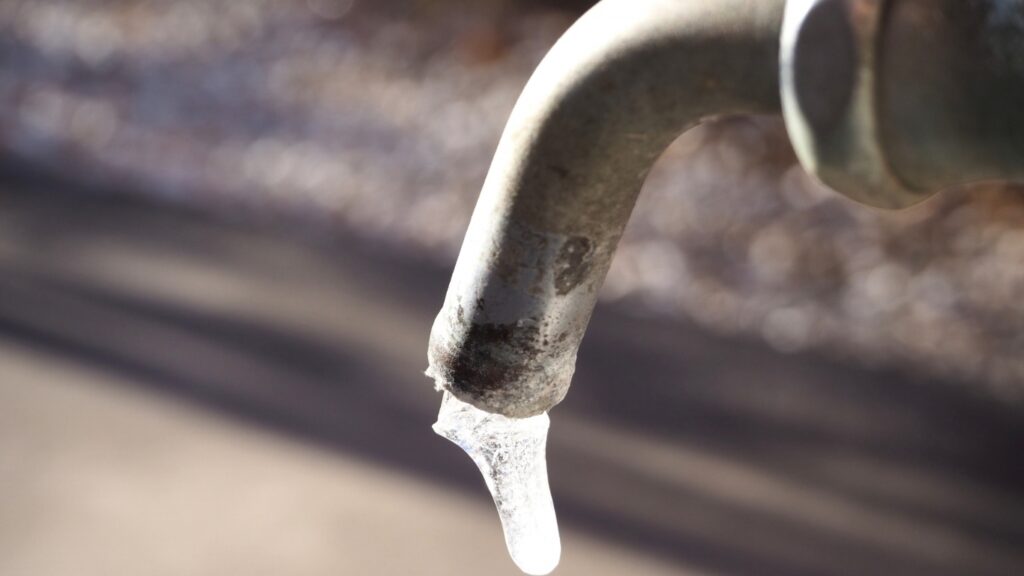 凍った水と蛇口
