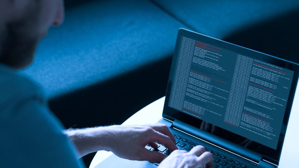 ノートパソコンを使用してコンピュータウイルスを作成し、悪意のあるコードを入力する