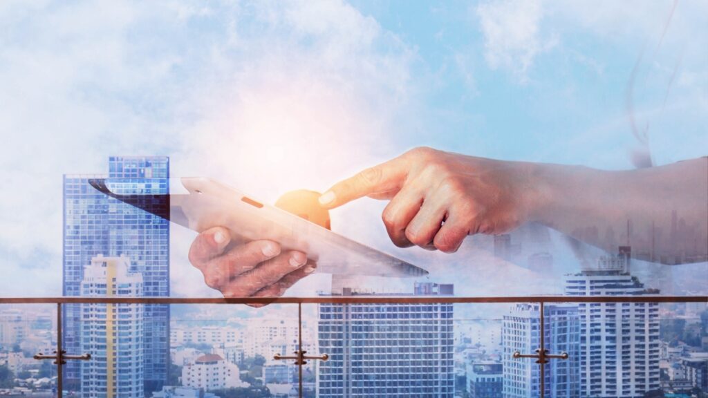 市民社会とタブレットを使用する男性。