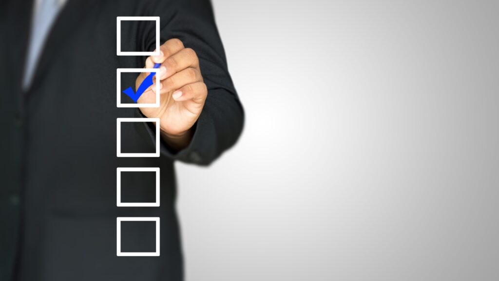 チェックリストをチェックするビジネスパーソン