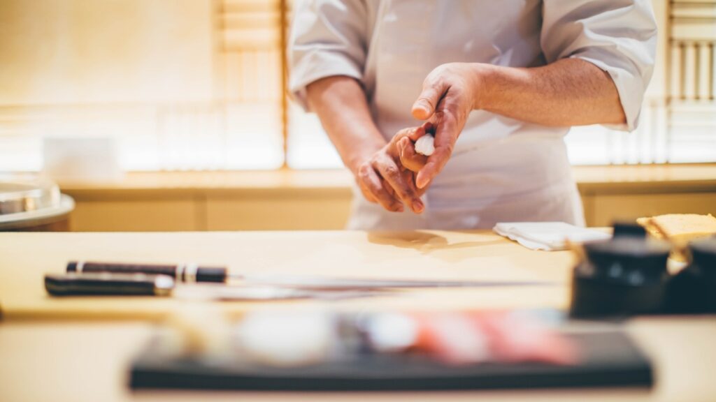 寿司職人がお寿司を握っている