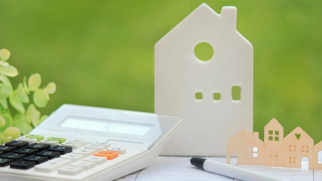 住み替えのイメージ　電卓と家