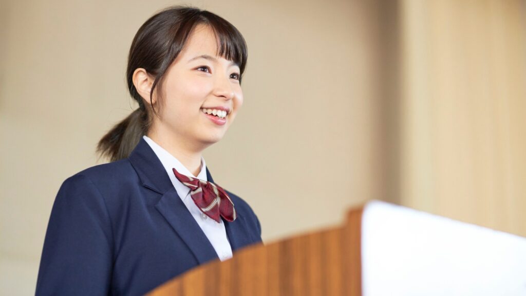 スピーチをする女子高校生