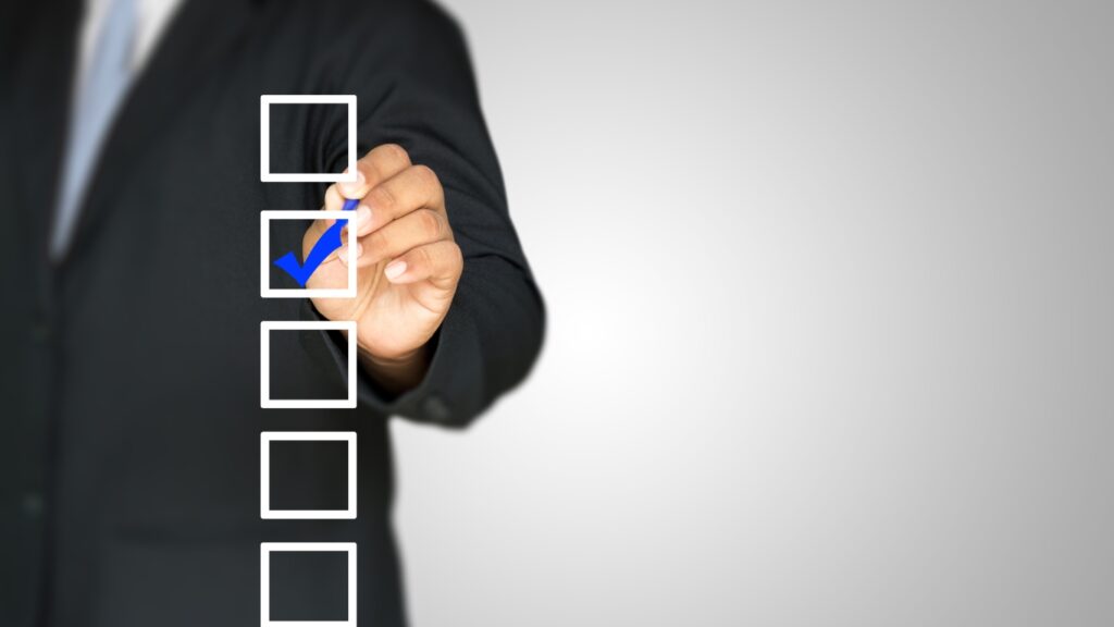 ビジネスパーソンがチェックを入れている