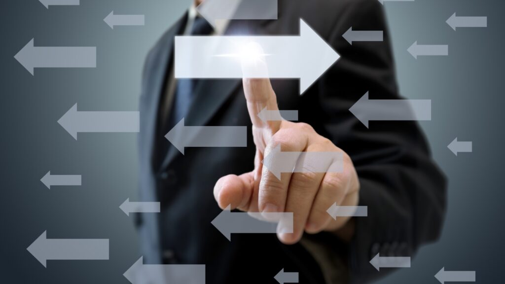 矢印とビジネスパーソンの手　決断のイメージ