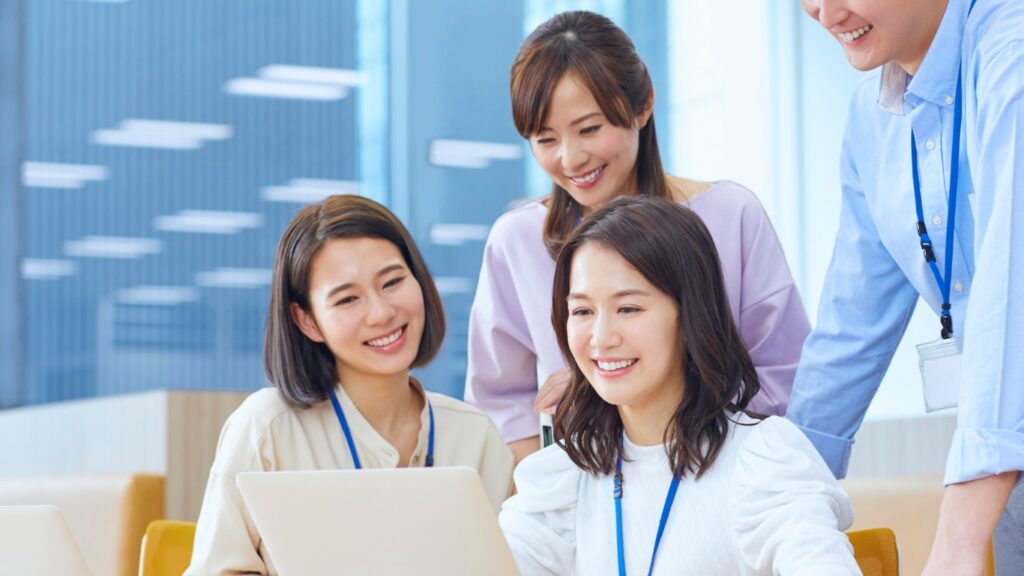 オフィスで談笑する社員