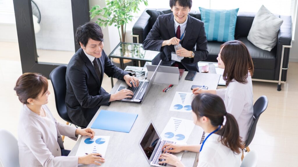 会議で談笑する男女