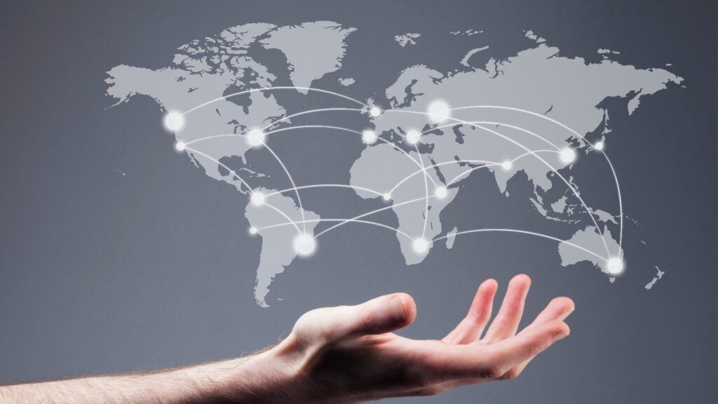 世界地図と手