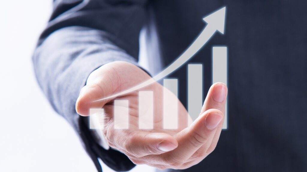 右肩上がりのグラフとビジネスパーソン