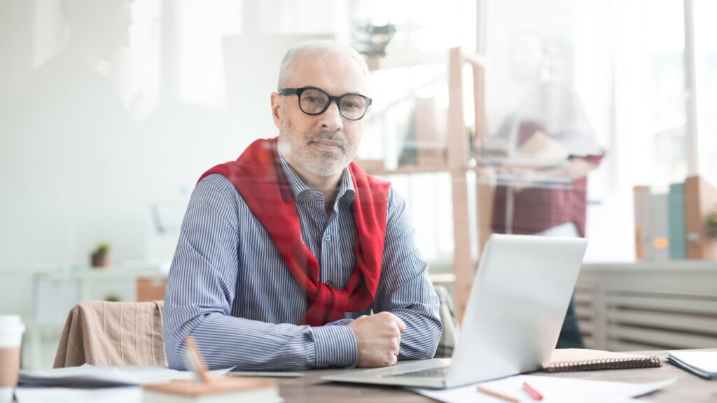 パソコンで仕事をするシニア男性