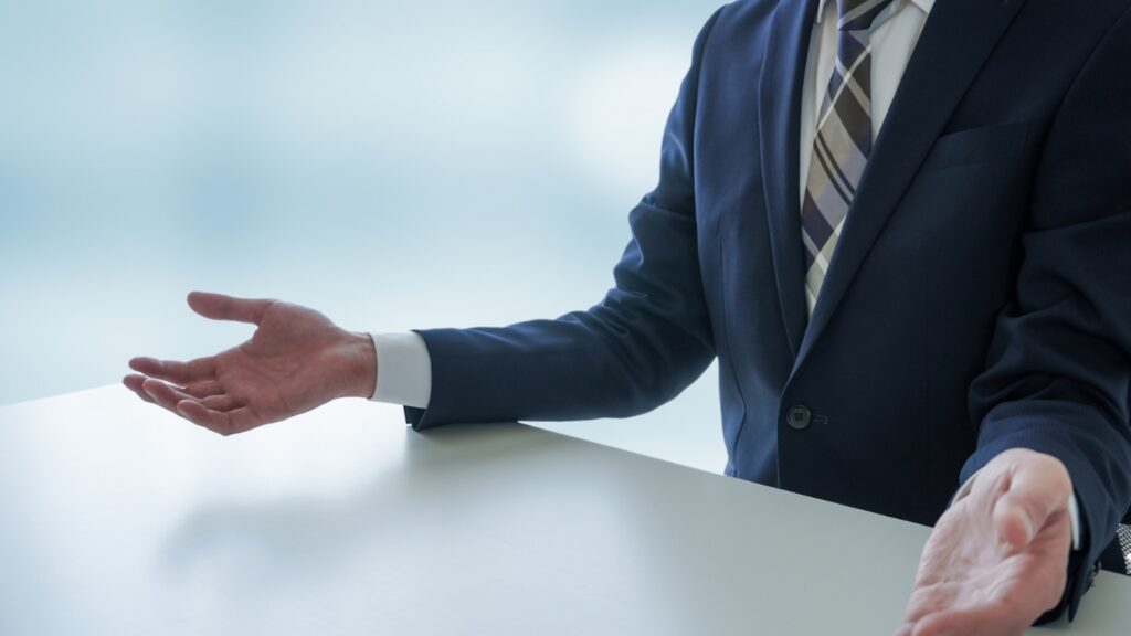 面接を受ける男性