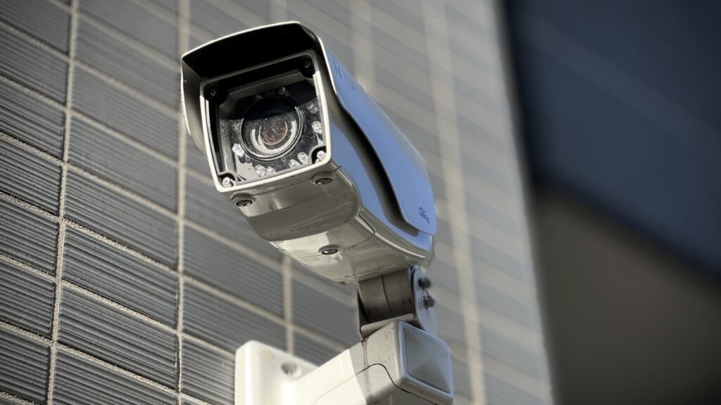 家の入口の防犯カメラ