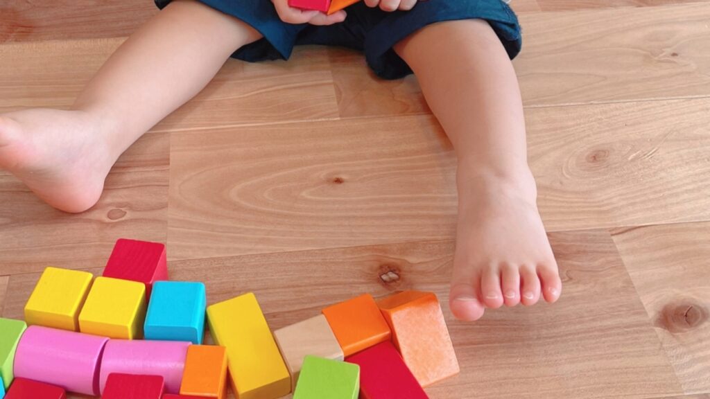 積み木をする赤ちゃん