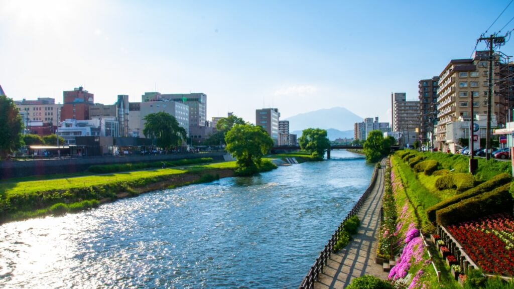 盛岡市　北上川と岩手山