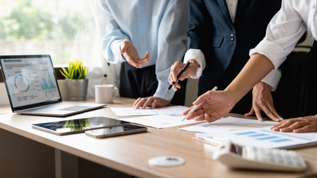 データをもとに議論する人々