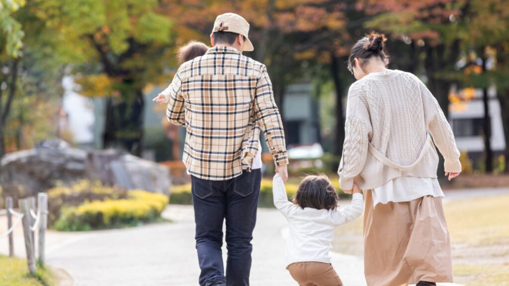 散策する若い家族　市民のイメージ