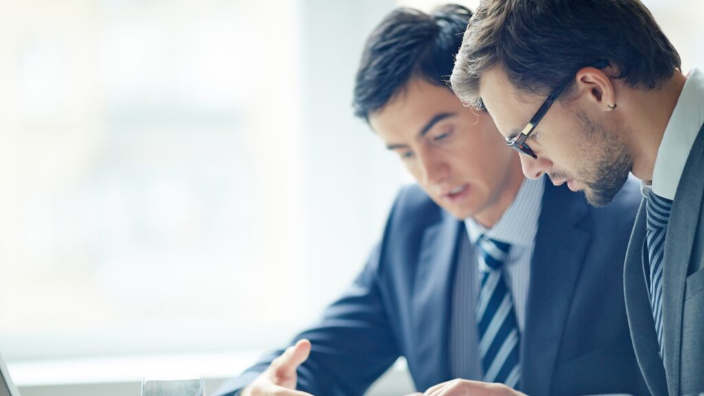 打合せをするビジネスパーソン