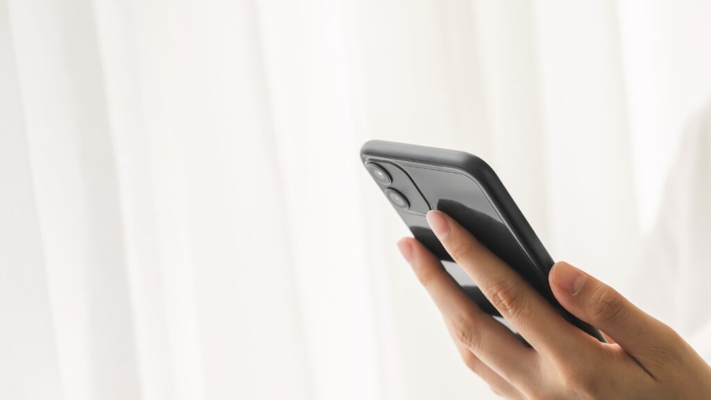 スマホをする人の手