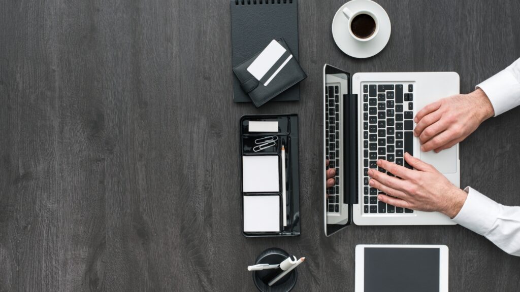 ノートパソコンで作業する男性の手