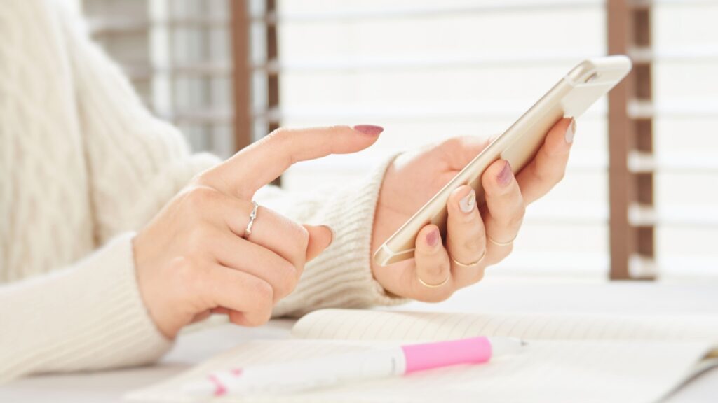 スマホ操作する女性