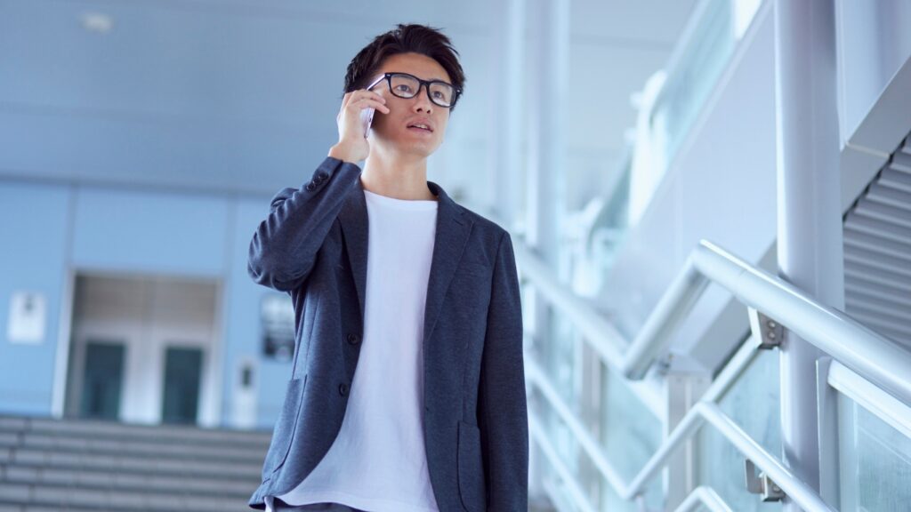 スマホで電話するビジネスパーソン