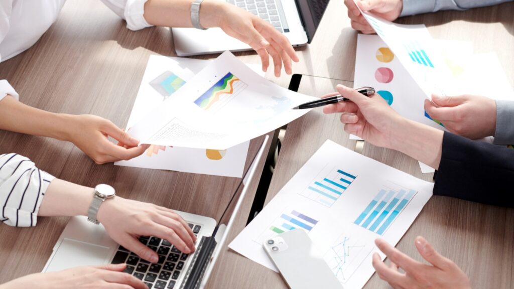 会議をする男女の手元