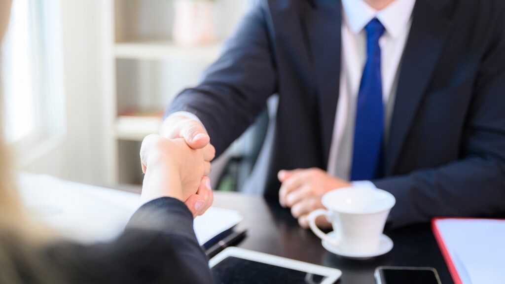 握手をするビジネスパーソン　M&Aのイメージ