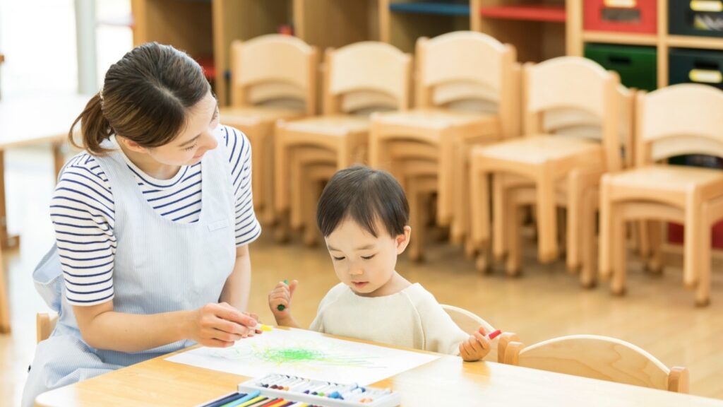 保育園で遊ぶ園児と保育士