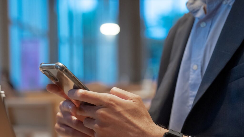 スマホを操作する男性