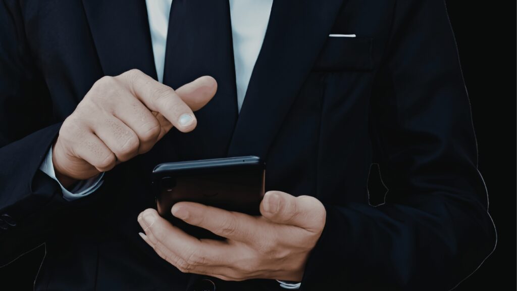 ビジネスマンがスマホを操作する