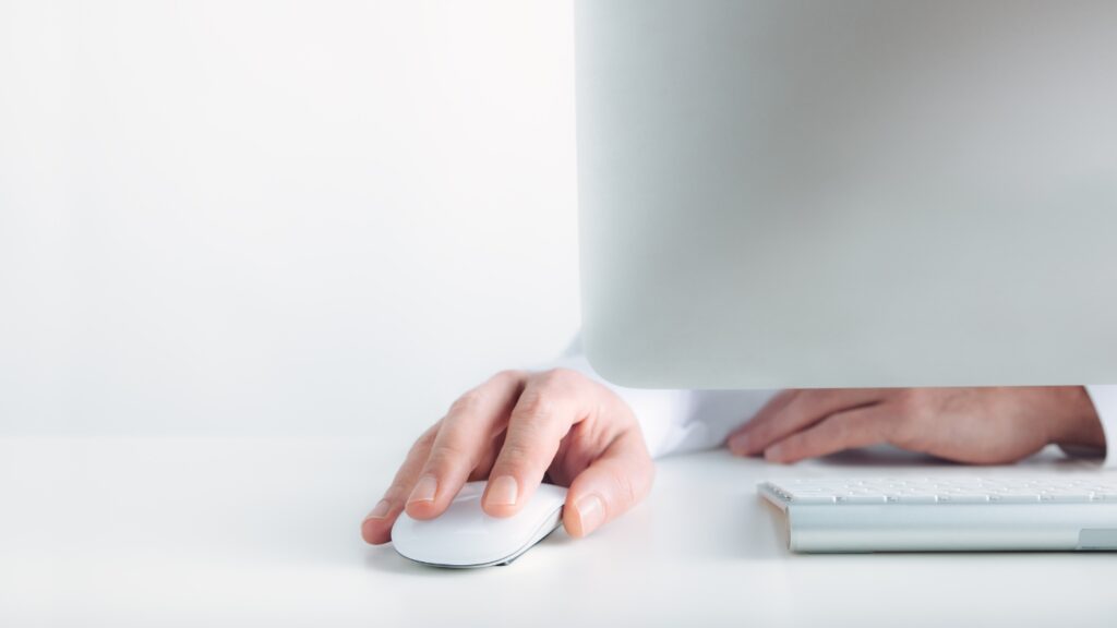 マウスを動かす手とパソコン