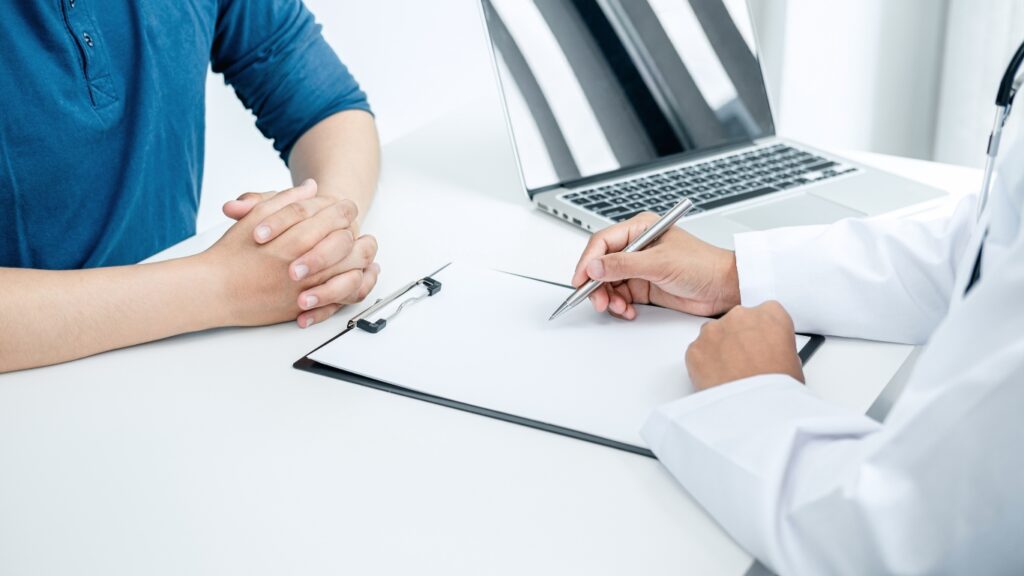 診察を受ける男性