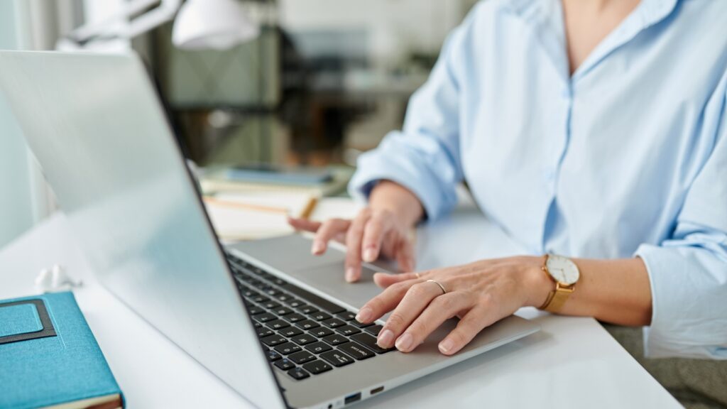 パソコンで作業する人の手