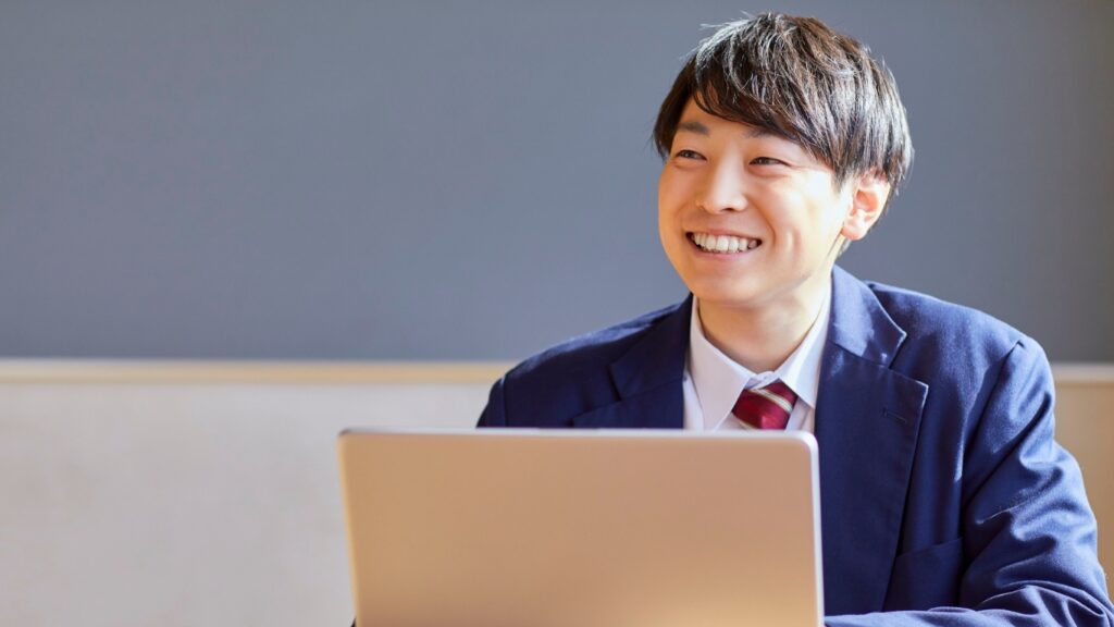 笑顔のビジネスパーソン