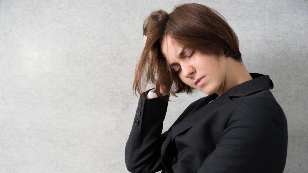 睡眠不足で疲れた女性