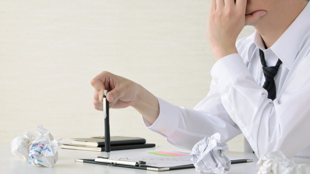 うまくいかなくて悩んでいるビジネスパーソン