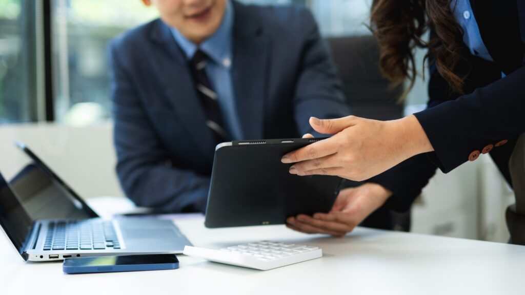 AI導入を検討しているビジネスパーソンたち