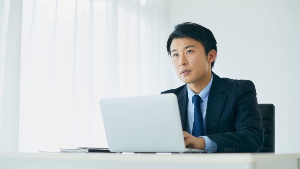 パソコンに向かう男性ビジネスパーソン