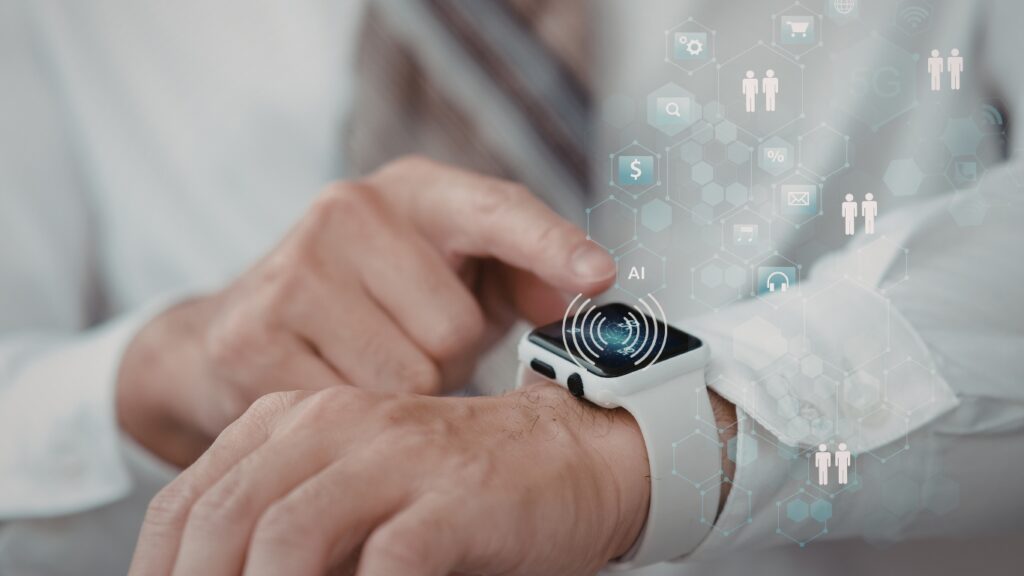 ウェアラブルデバイスを装着したビジネスパーソン