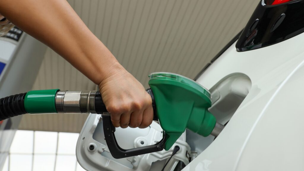 車にガソリンを給油する