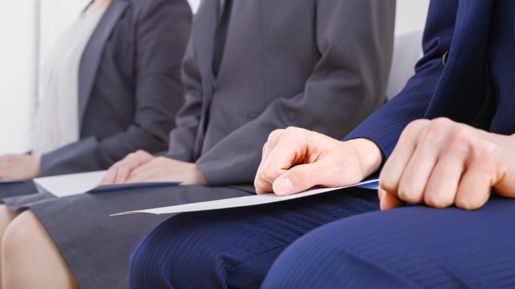 採用面接を受ける男女