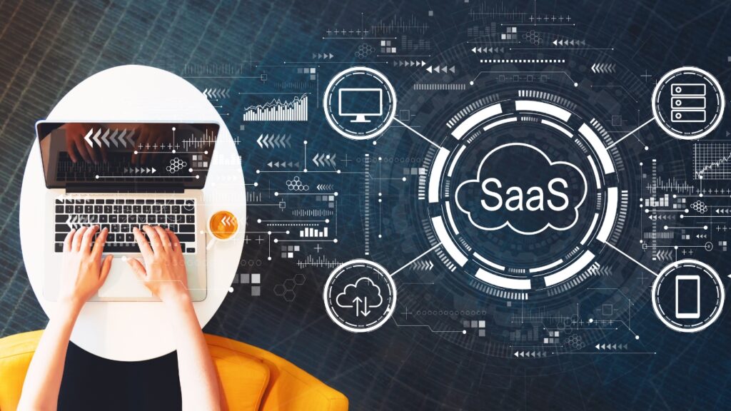 SaaS（Software as a Service）のコンセプト：ノートパソコンを使う人物