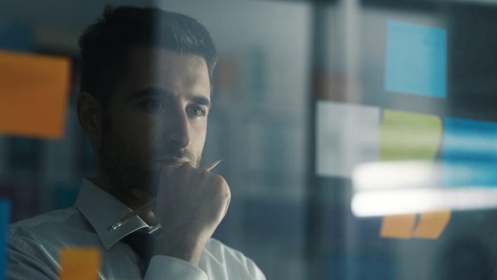 戦略を考えるビジネスパーソン